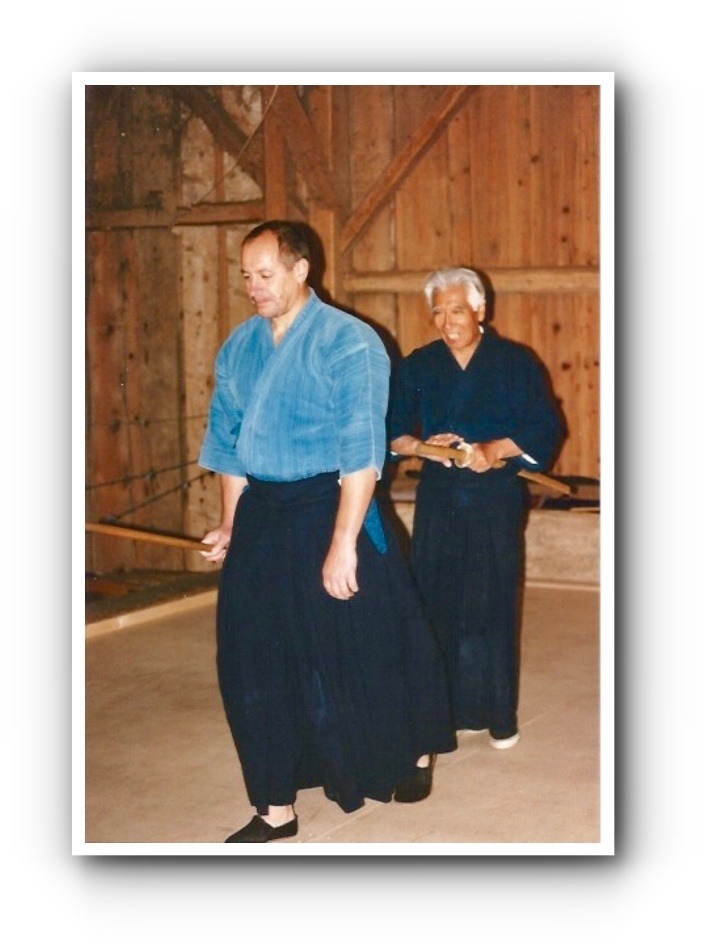 Dan Guesset au dojo avec un maître d'arts martiaux