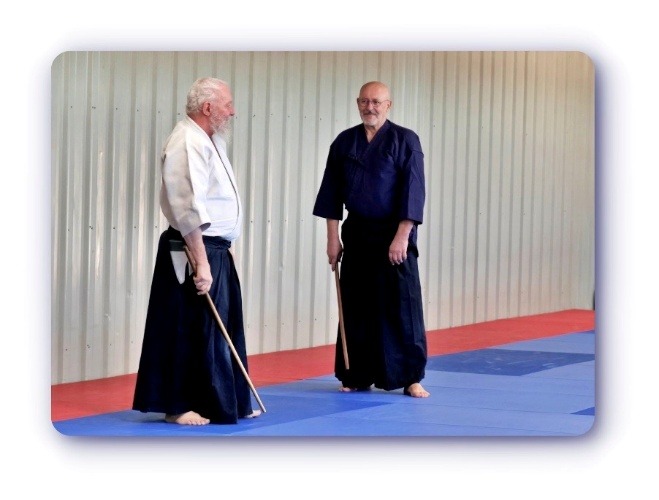 Dan Guesset et un enseignant au dojo avec bokken