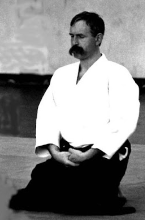 Morihei Ueshiba Ô-Sensei en seiza
