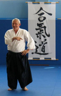Stéphane Benedetti Shihan devant la calligraphie Aïkido
